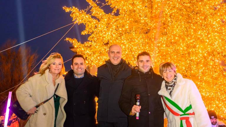 Riccione accende l’albero di Natale, inizia la festa Riccione accende l’albero di Natale, inizia la festa