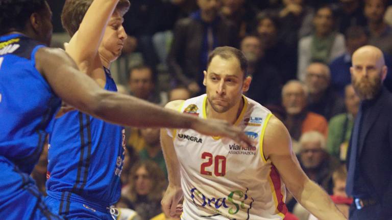 Basket, la capolista OraSì supera anche la Tezenis (69-65) Basket, la capolista OraSì supera anche la Tezenis (69-65)