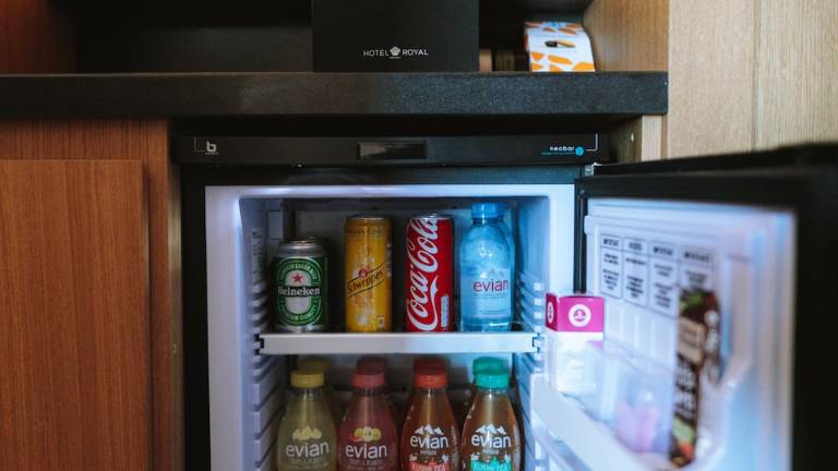 Rimini, droga nel frigo bar dell'albergo: arrestati due spacciatori Rimini, droga nel frigo bar dell'albergo: arrestati due spacciatori