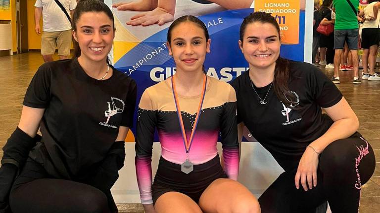 Le insegnanti Ginevra Seccacini e Irene Santarini con Carlotta Anelli Le insegnanti Ginevra Seccacini e Irene Santarini con Carlotta Anelli