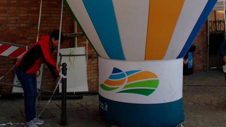 Dellachiesa al lavoro per allestire la festa Dellachiesa al lavoro per allestire la festa