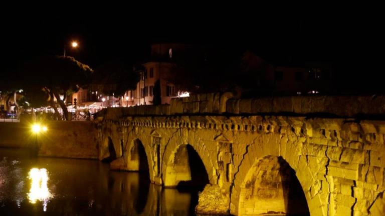 Il ponte di Tiberio di Rimini illuminato di giallo per il Tour de France Il ponte di Tiberio di Rimini illuminato di giallo per il Tour de France