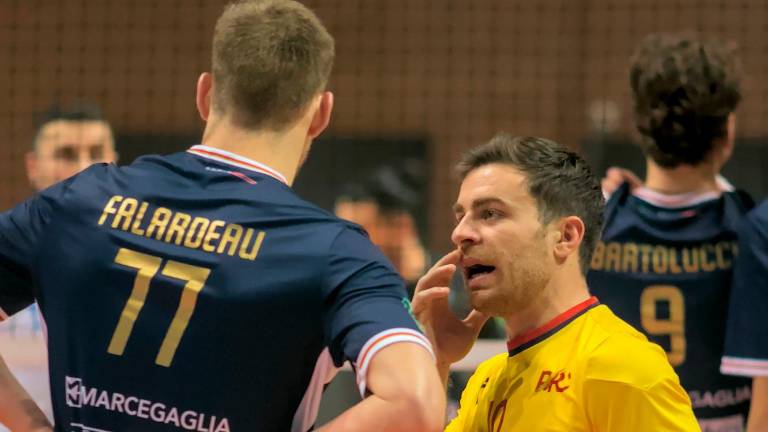 Il capitano della Consar, Riccardo Goi, con Evan Falardeau foto fiorentini Il capitano della Consar, Riccardo Goi, con Evan Falardeau foto fiorentini
