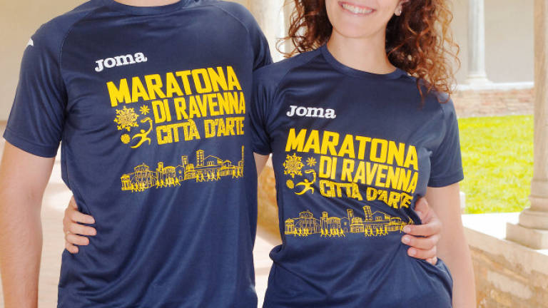 Blu e oro dei mosaici e lo skyline di Ravenna nella maglia della Maratona Blu e oro dei mosaici e lo skyline di Ravenna nella maglia della Maratona
