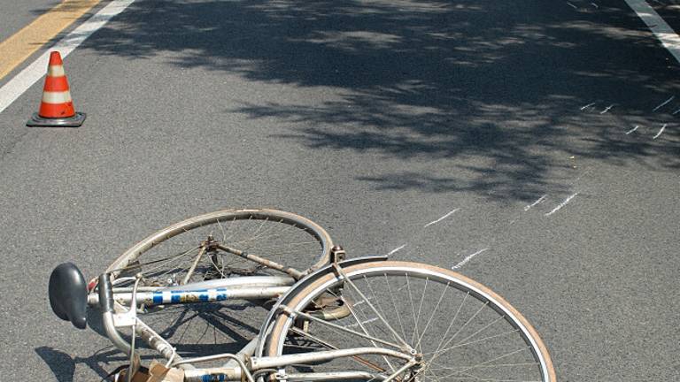 Ravenna, sbatte la testa dopo urto con un'auto. Grave ciclista Ravenna, sbatte la testa dopo urto con un'auto. Grave ciclista