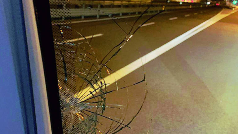 Sasso contro l'autobus in autostrada. Paura per i giocatori del Cesena Sasso contro l'autobus in autostrada. Paura per i giocatori del Cesena