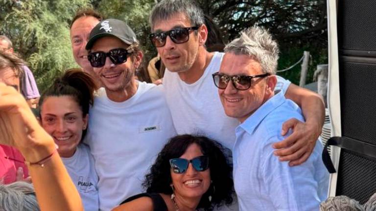 Le foto di Rossi e Cremonini con i fan Le foto di Rossi e Cremonini con i fan