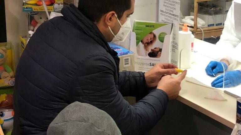 Anche il sindaco di Ravenna fa il test sierologico in farmacia Anche il sindaco di Ravenna fa il test sierologico in farmacia