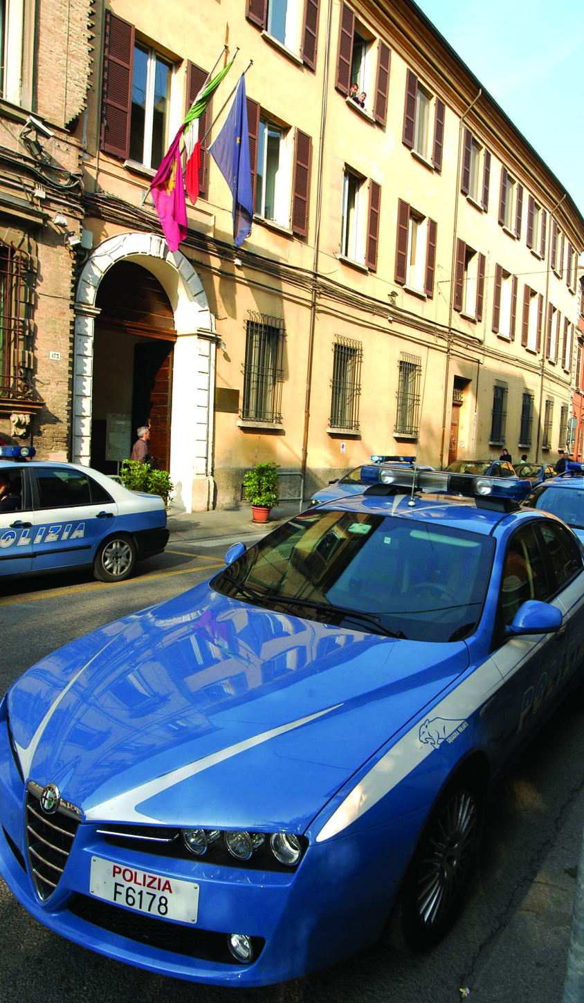 Forlì. Droga che “viaggia” nei pacchi, arrestati due giovani italiani grazie a YouPol Forlì. Droga che “viaggia” nei pacchi, arrestati due giovani italiani grazie a YouPol