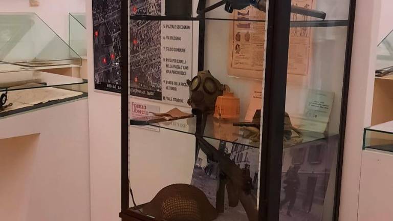 Una delle vetrine in allestimento Una delle vetrine in allestimento