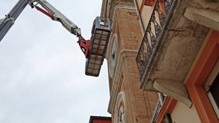 Rimini. Una mega gru per i lavori alla Torre dell'Orologio Rimini. Una mega gru per i lavori alla Torre dell'Orologio