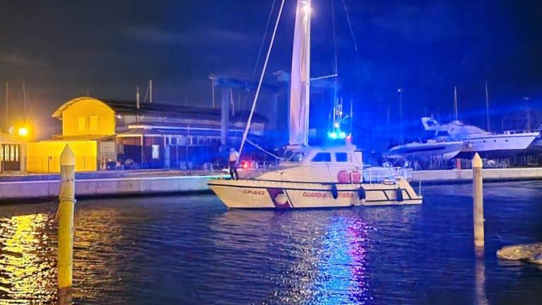 Rimini. Barca a vela in avaria, salvataggio in piena notte Rimini. Barca a vela in avaria, salvataggio in piena notte