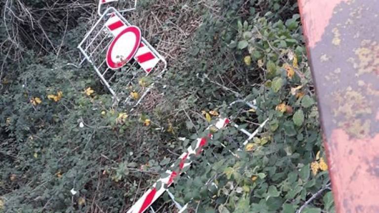 Vandali a Verucchio, gettate le transenne del ponte chiuso Vandali a Verucchio, gettate le transenne del ponte chiuso