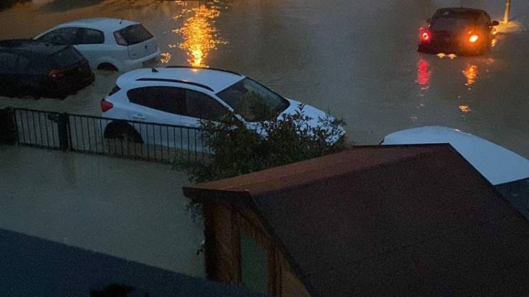 Alluvione in Romagna, l'acqua del Senio invade Castel Bolognese. Reda allagata Alluvione in Romagna, l'acqua del Senio invade Castel Bolognese. Reda allagata