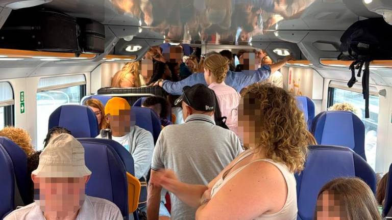 Le foto all’interno del treno affollato , scattate dai passeggeri Le foto all’interno del treno affollato , scattate dai passeggeri
