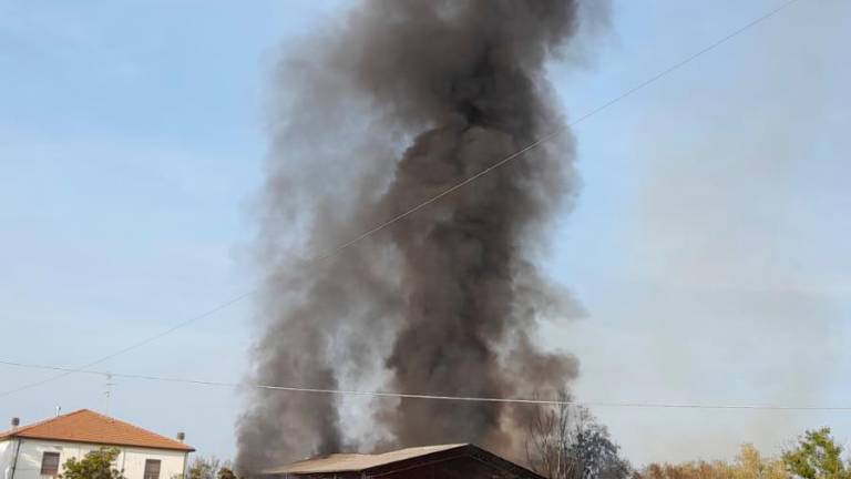 Ravenna. Cumulo di stracci va a fuoco, incendio devasta un capannone Ravenna. Cumulo di stracci va a fuoco, incendio devasta un capannone