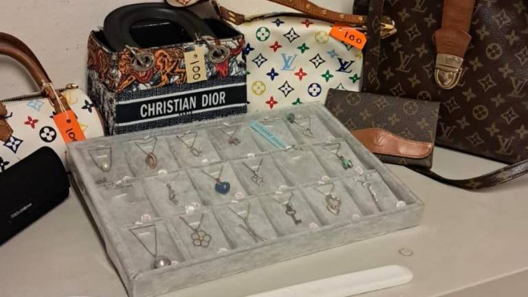 Marina Romea, sequestro di borse e bauletti al mercatino degli hobby Marina Romea, sequestro di borse e bauletti al mercatino degli hobby