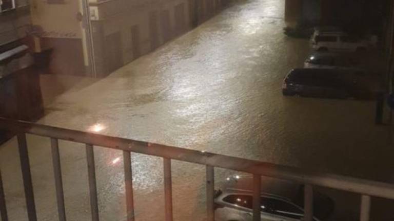 Alluvione, nella Faenza sommersa e al buio, i drammatici appelli via social: Aiutateci, abbiamo paura di morire Alluvione, nella Faenza sommersa e al buio, i drammatici appelli via social: Aiutateci, abbiamo paura di morire
