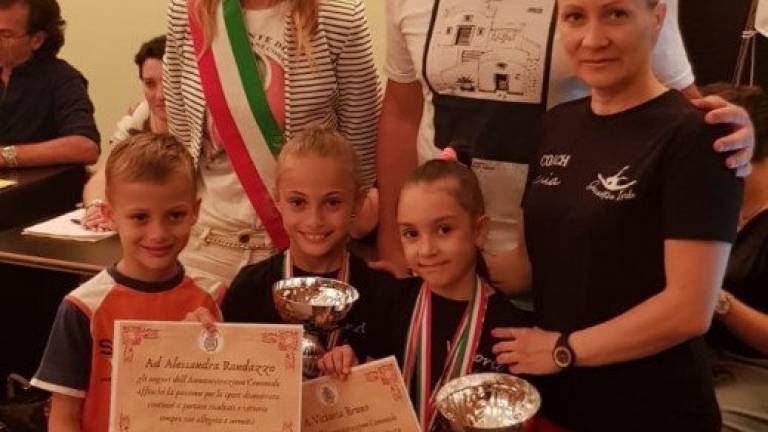 Coriano, applausi per le due giovanissime della ginnastica ritmica Coriano, applausi per le due giovanissime della ginnastica ritmica