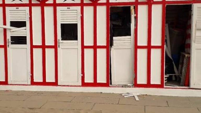 Vandali devastano un bagno a Riccione: le mamme rimborsano il bagnino Vandali devastano un bagno a Riccione: le mamme rimborsano il bagnino