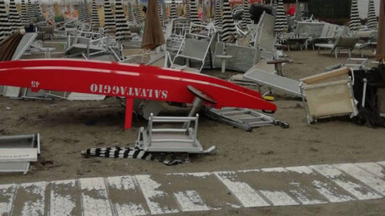 Cervia, il maltempo travolge la spiaggia e fa strage di pini - FOTO E VIDEO Cervia, il maltempo travolge la spiaggia e fa strage di pini - FOTO E VIDEO