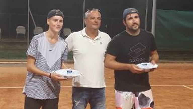 Tennis, Veronesi vince il torneo di Russi Tennis, Veronesi vince il torneo di Russi