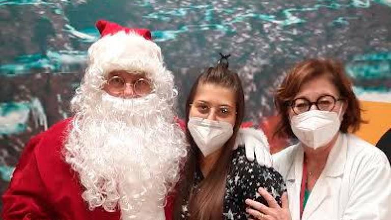 Forlì. Babbo Natale fa duemila chilometri per “strappare sorrisi” ai piccoli malati Forlì. Babbo Natale fa duemila chilometri per “strappare sorrisi” ai piccoli malati