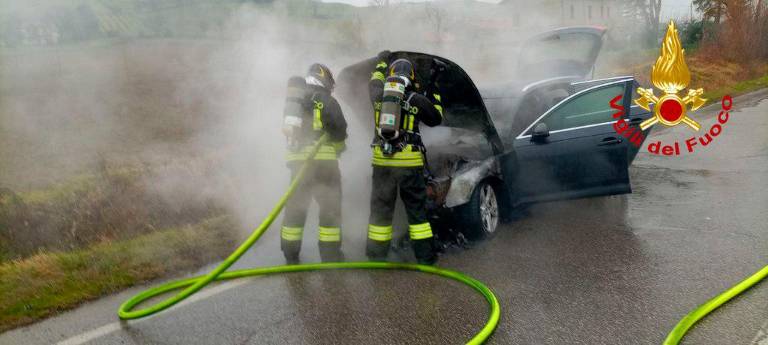 Meldola, auto in fiamme, l’intervento dei Vigili del Fuoco VIDEO Meldola, auto in fiamme, l’intervento dei Vigili del Fuoco VIDEO