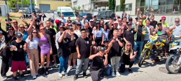 La foto di gruppo tra associazione Genitori ragazzi down e organizzatori dell’evento La foto di gruppo tra associazione Genitori ragazzi down e organizzatori dell’evento