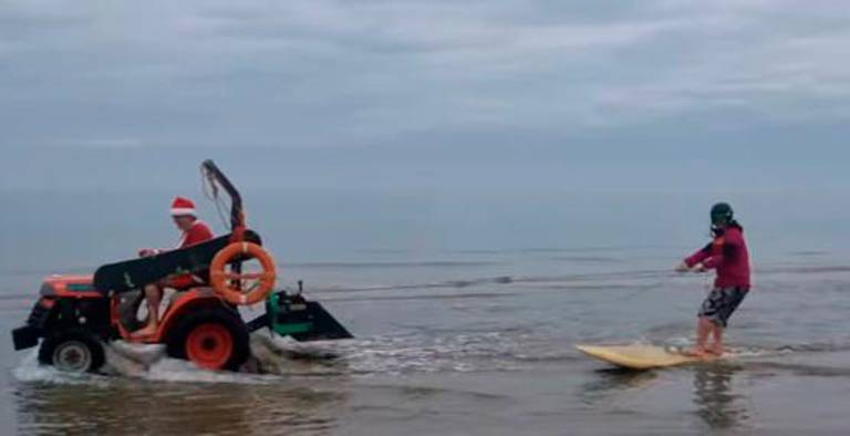 Un surf e un trattore: l’acquasky di Santo Stefano a Riccione VIDEO Un surf e un trattore: l’acquasky di Santo Stefano a Riccione VIDEO