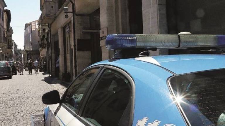 Giovane preso a randellate al bar a Rimini. Smettila di parlare male di me Giovane preso a randellate al bar a Rimini. Smettila di parlare male di me