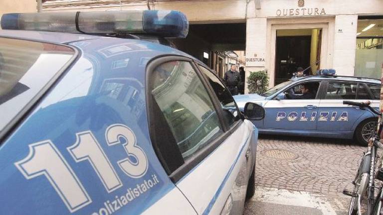 Litiga con la sorella e colpisce con una seggiola un agente Litiga con la sorella e colpisce con una seggiola un agente