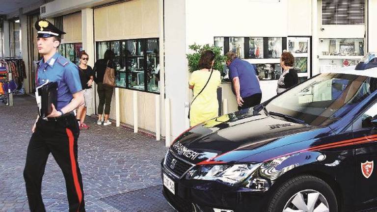 Rapinatore fa irruzione in gioielleria: messo in fuga a colpi di pistola Rapinatore fa irruzione in gioielleria: messo in fuga a colpi di pistola