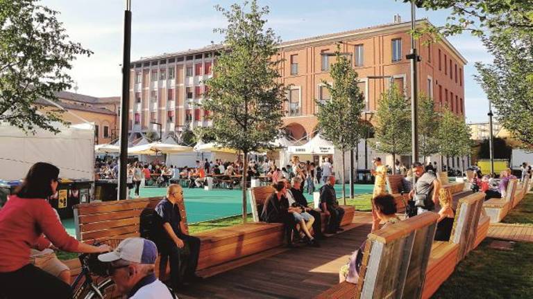 Nei due chioschi in piazza della Libertà giornali o fiori e piadina od ortofrutta Nei due chioschi in piazza della Libertà giornali o fiori e piadina od ortofrutta