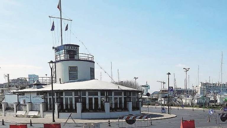 Ristorante dei Marinai, veranda con tettoia abusiva Ristorante dei Marinai, veranda con tettoia abusiva