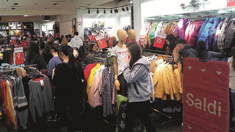 A Rimini la Confesercenti vuole anticipare i saldi a Capodanno: c’è più gente A Rimini la Confesercenti vuole anticipare i saldi a Capodanno: c’è più gente