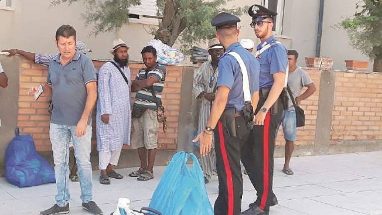 Scappa in mare e rischia di annegare: turisti a Bellaria prendono le difese dell’ambulante Scappa in mare e rischia di annegare: turisti a Bellaria prendono le difese dell’ambulante