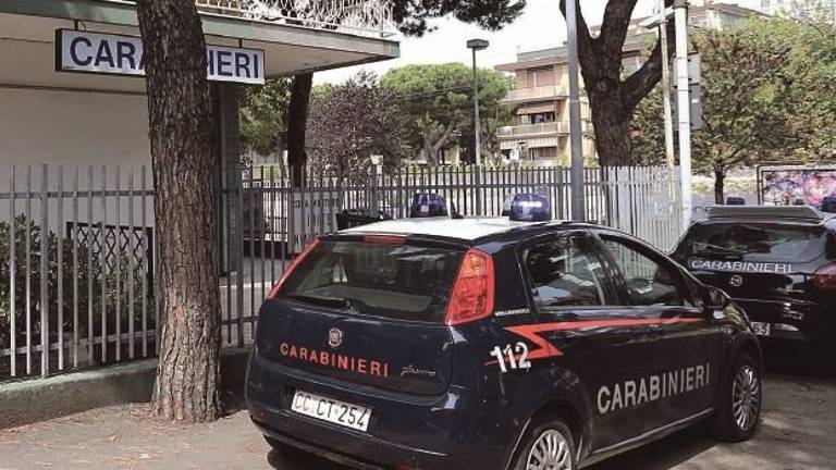 Rapina negozio di abbigliamento a Riccione: i passanti lo inseguono e accerchiano Rapina negozio di abbigliamento a Riccione: i passanti lo inseguono e accerchiano
