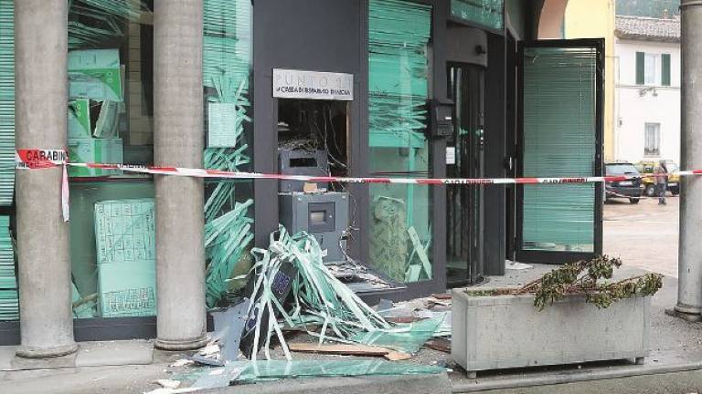 Fontanelice: assalto al bancomat, un boato nella notte, poi il colpo Fontanelice: assalto al bancomat, un boato nella notte, poi il colpo