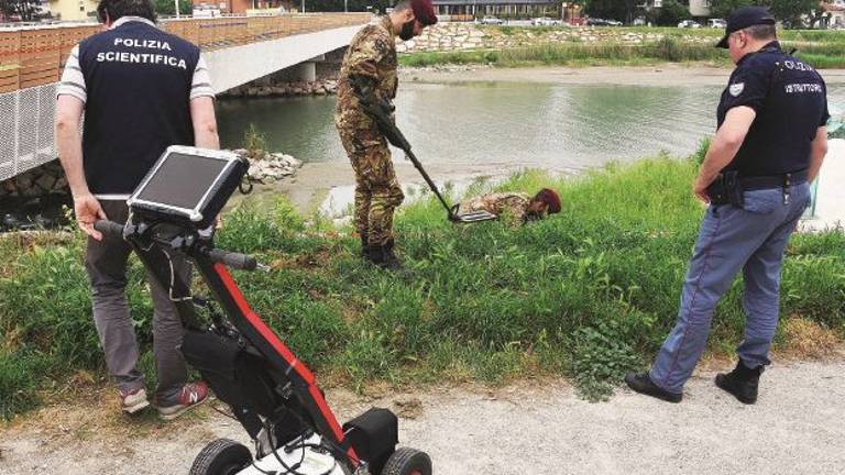 Giovane ucciso a colpi di pistola: in campo l’esercito col georadar Giovane ucciso a colpi di pistola: in campo l’esercito col georadar