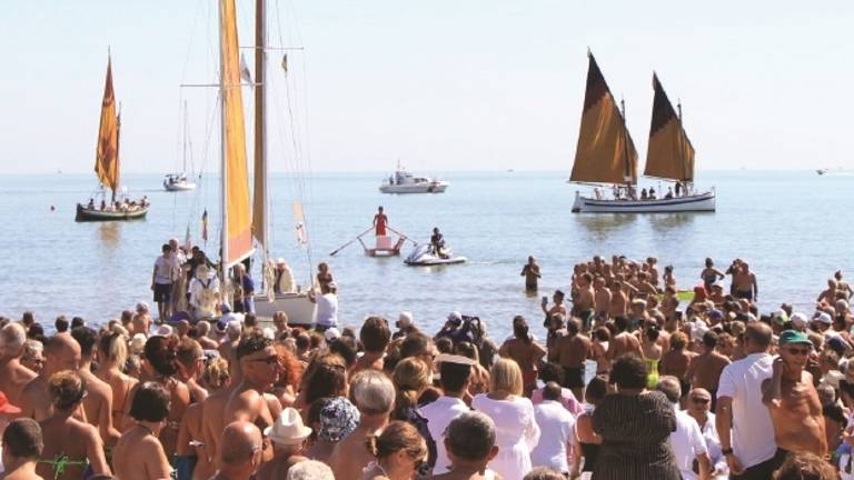 Cervia: a Ferragosto sbarcano gli scrittori e i turisti trovano un libro in camera Cervia: a Ferragosto sbarcano gli scrittori e i turisti trovano un libro in camera