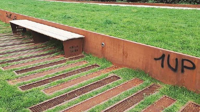 Ponte di via Roma e Piazza dell’Acqua finiscono già nel mirino dei vandali Ponte di via Roma e Piazza dell’Acqua finiscono già nel mirino dei vandali