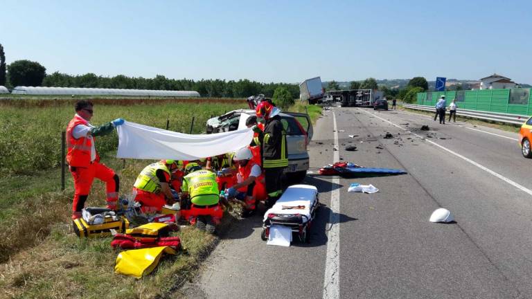 Scontro tra un'auto e un camion sulla tangenziale a Forlì, grave 35enne Scontro tra un'auto e un camion sulla tangenziale a Forlì, grave 35enne