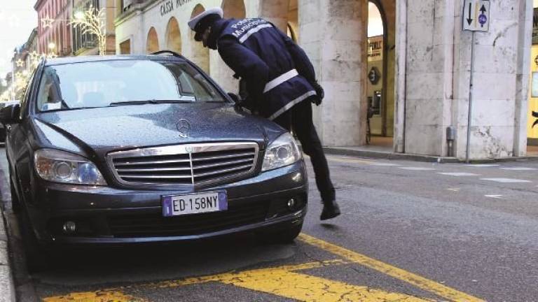 Forlì, sosta negli spazi per disabili, lotta dura ai furbetti Forlì, sosta negli spazi per disabili, lotta dura ai furbetti