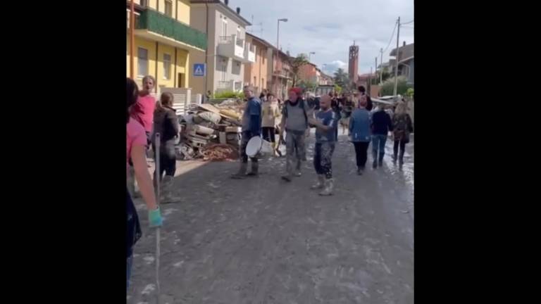 Cesena, si spala il fango cantando Romagna mia VIDEO Cesena, si spala il fango cantando Romagna mia VIDEO