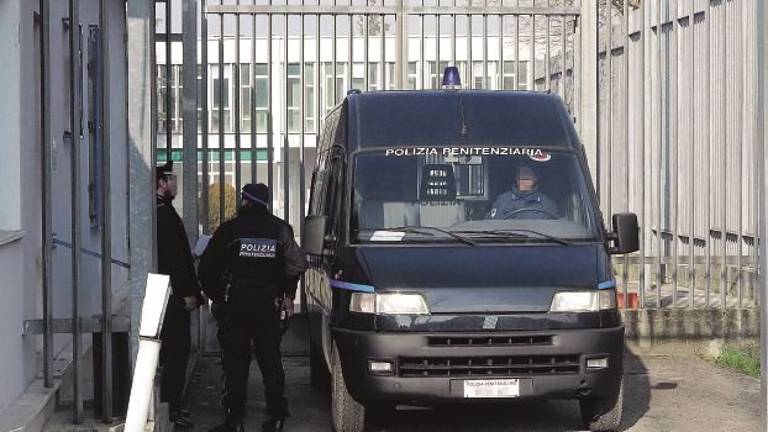 Rimini, maltratta il papà e minaccia il cognato: «Gli taglio la gola» Rimini, maltratta il papà e minaccia il cognato: «Gli taglio la gola»