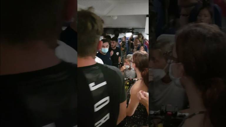 Faenza, inferno sul treno. In centinaia bloccati per ore a bordo senza aria condizionata Faenza, inferno sul treno. In centinaia bloccati per ore a bordo senza aria condizionata