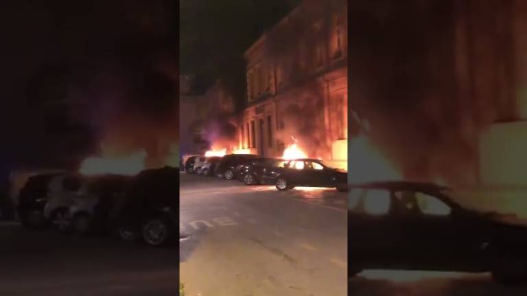 Rimini. Attacchi incendiari: bruciate molte auto / VIDEO Rimini. Attacchi incendiari: bruciate molte auto / VIDEO