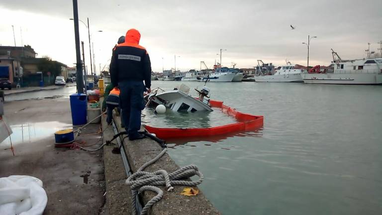 Marina di Ravenna, peschereccio affonda al porto Marina di Ravenna, peschereccio affonda al porto