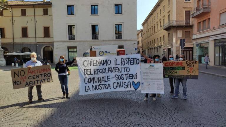 Rimini. Antenna di Viserba Monte, protesta davanti al Comune FOTO Rimini. Antenna di Viserba Monte, protesta davanti al Comune FOTO